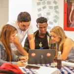 ¿Cómo evaluar la comunicación proactiva cuando hay retrasos o fallas?